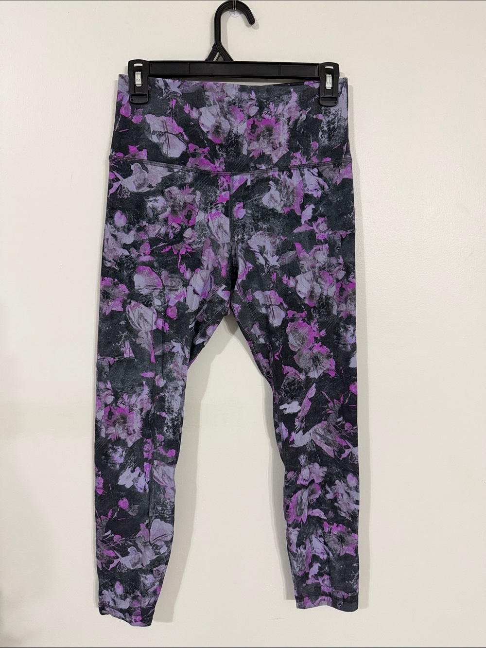 lululemon athletica women’s Black and Purple Floral Leggings